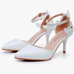 NEW Women’s White High Heel Pumps Closed Toe Size 7